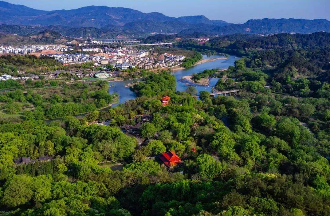 为什么年轻人迷上了爬山? | 秋高气爽<strong></p>
<p>6万理财</strong>,是时候出发了→