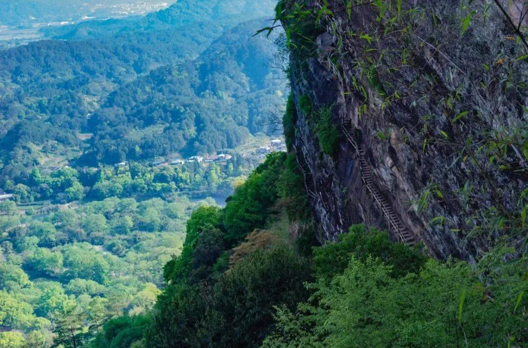 为什么年轻人迷上了爬山? | 秋高气爽<strong></p>
<p>6万理财</strong>,是时候出发了→