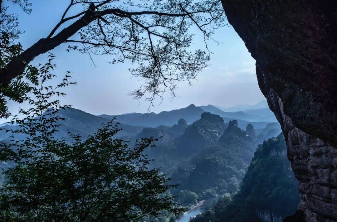 为什么年轻人迷上了爬山? | 秋高气爽<strong></p>
<p>6万理财</strong>,是时候出发了→