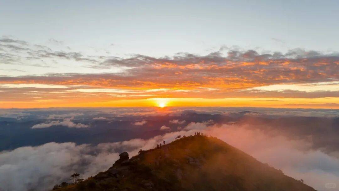 为什么年轻人迷上了爬山? | 秋高气爽<strong></p>
<p>6万理财</strong>,是时候出发了→