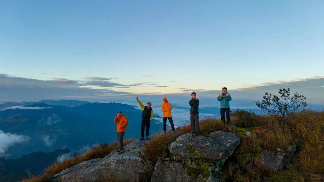 为什么年轻人迷上了爬山? | 秋高气爽<strong></p>
<p>6万理财</strong>,是时候出发了→