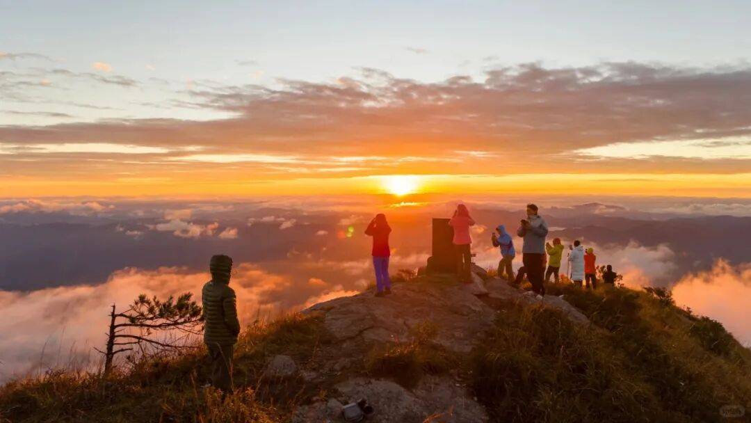 为什么年轻人迷上了爬山? | 秋高气爽<strong></p>
<p>6万理财</strong>,是时候出发了→