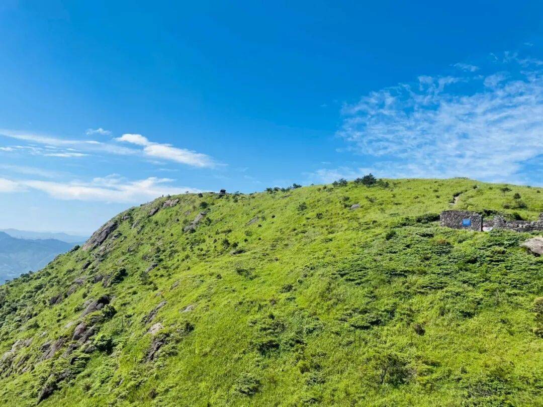 为什么年轻人迷上了爬山? | 秋高气爽<strong></p>
<p>6万理财</strong>,是时候出发了→