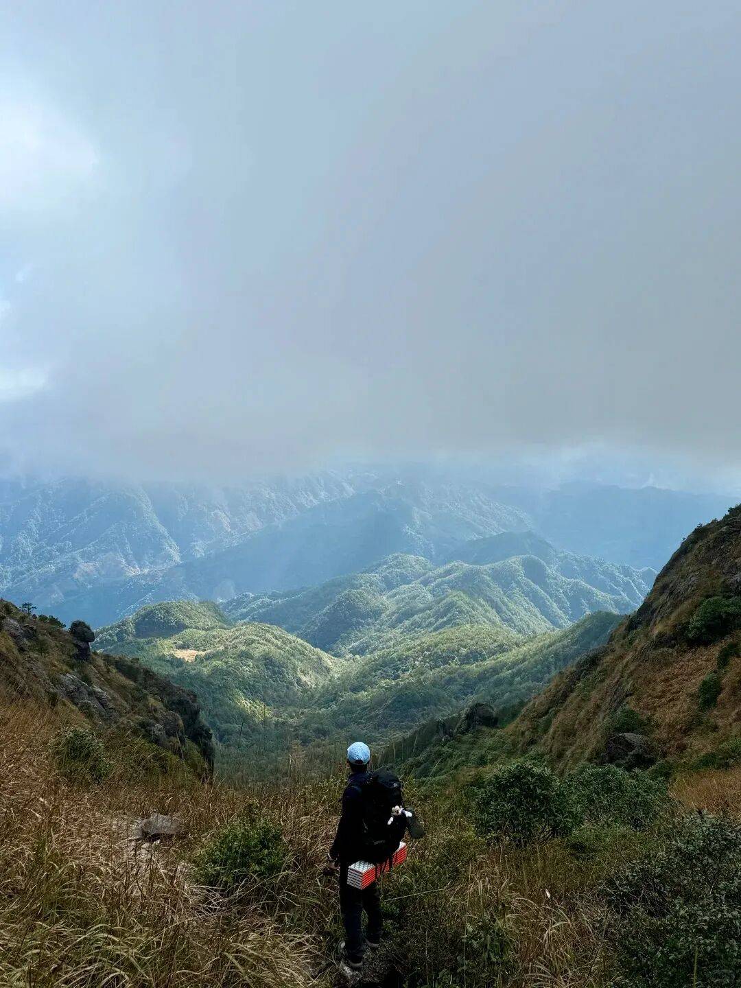 为什么年轻人迷上了爬山? | 秋高气爽<strong></p>
<p>6万理财</strong>,是时候出发了→