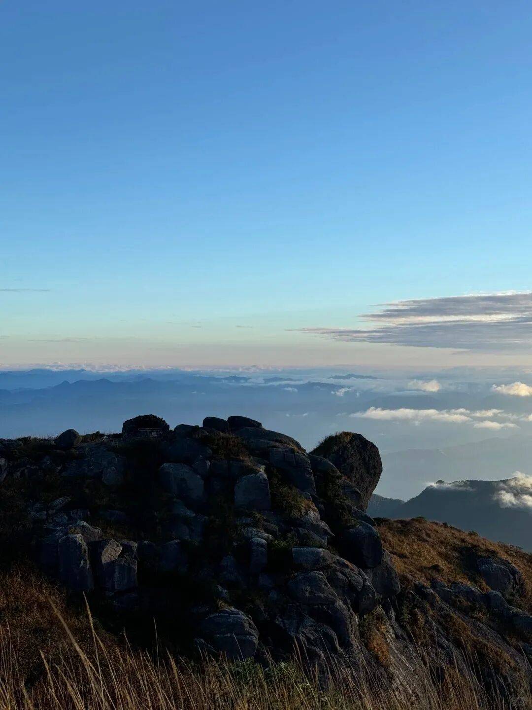 为什么年轻人迷上了爬山? | 秋高气爽<strong></p>
<p>6万理财</strong>,是时候出发了→