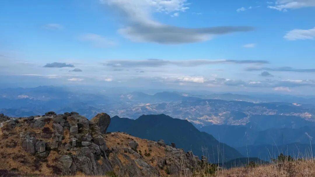 为什么年轻人迷上了爬山? | 秋高气爽<strong></p>
<p>6万理财</strong>,是时候出发了→