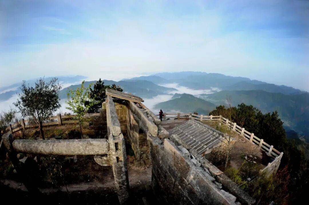 为什么年轻人迷上了爬山? | 秋高气爽<strong></p>
<p>6万理财</strong>,是时候出发了→