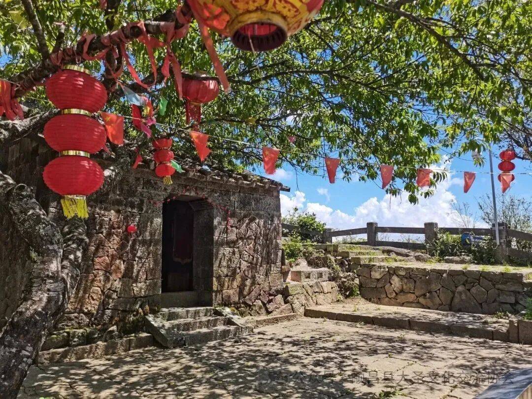 为什么年轻人迷上了爬山? | 秋高气爽<strong></p>
<p>6万理财</strong>,是时候出发了→