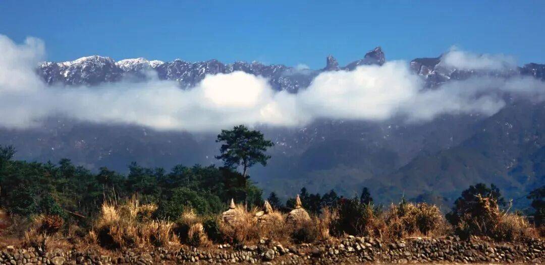 为什么年轻人迷上了爬山? | 秋高气爽<strong></p>
<p>6万理财</strong>,是时候出发了→