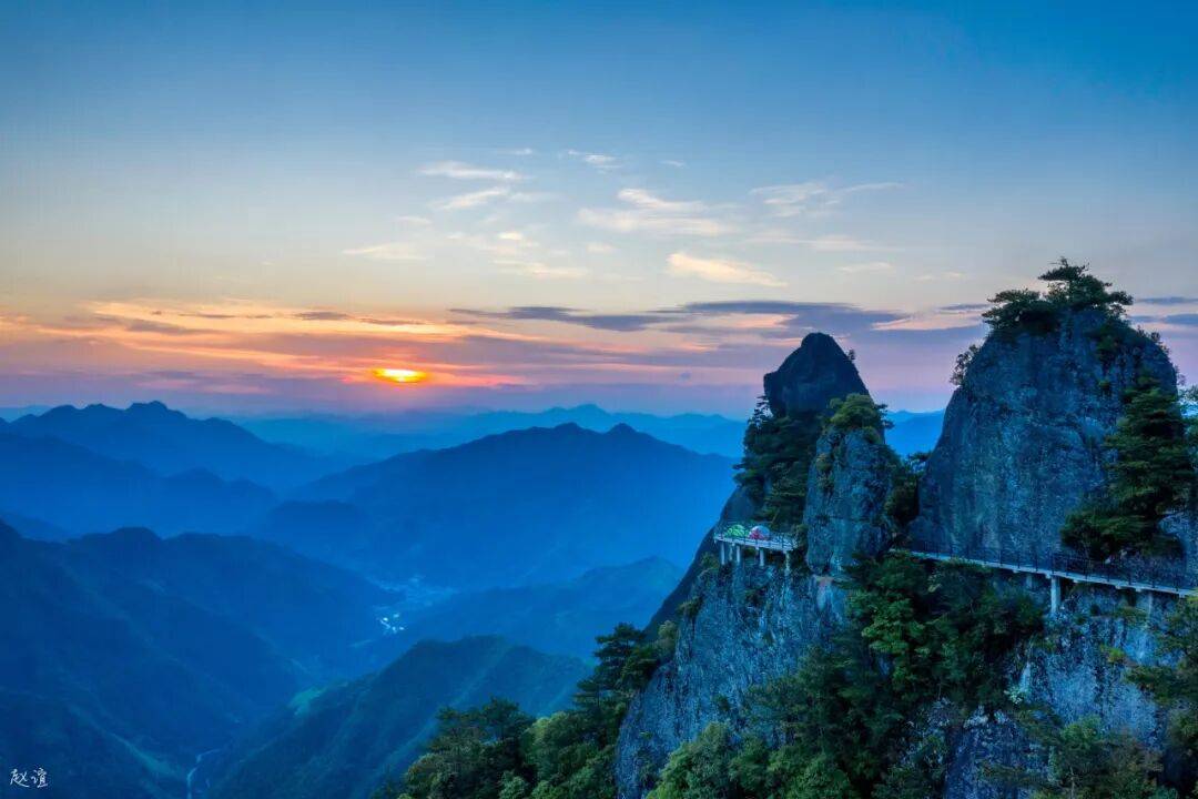 为什么年轻人迷上了爬山? | 秋高气爽<strong></p>
<p>6万理财</strong>,是时候出发了→