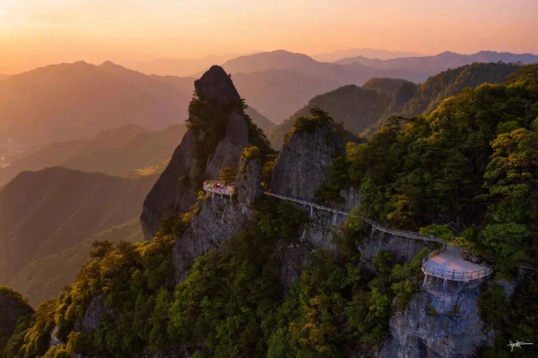 为什么年轻人迷上了爬山? | 秋高气爽<strong></p>
<p>6万理财</strong>,是时候出发了→