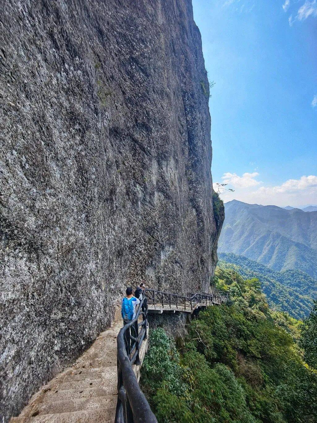 为什么年轻人迷上了爬山? | 秋高气爽<strong></p>
<p>6万理财</strong>,是时候出发了→