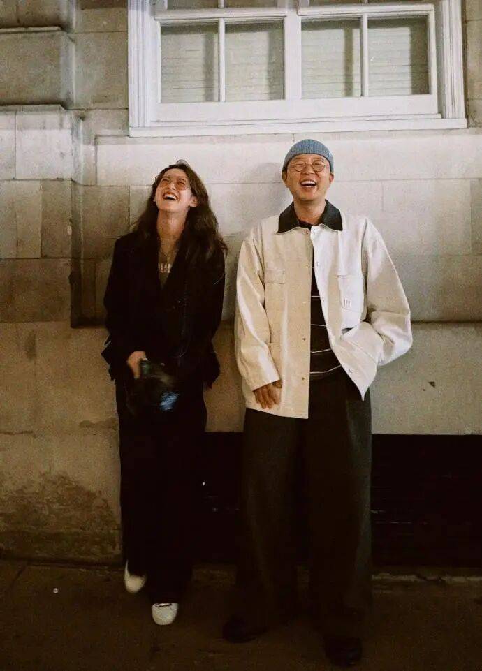 杜海涛章泽天伦敦看展合影<strong></p>
<p>证券公司理财产品</strong>,网友直呼神奇:没想到他俩还认识