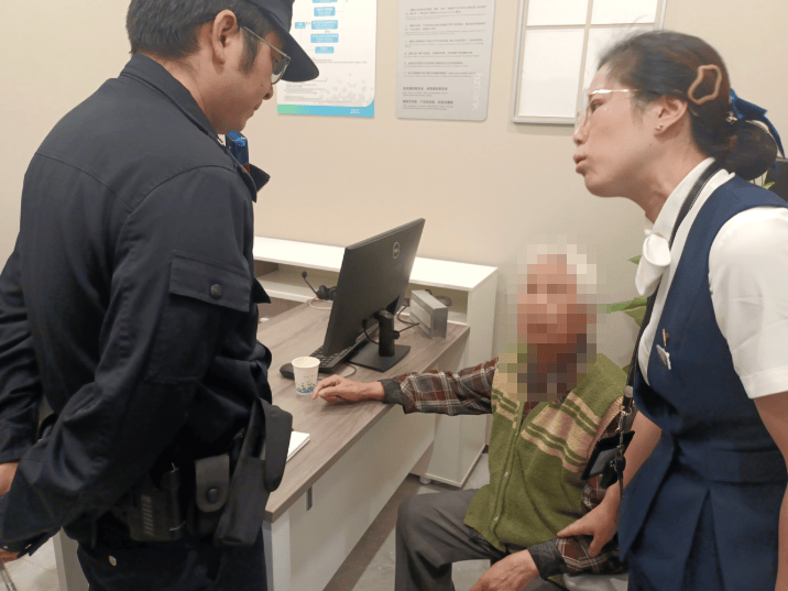 卡里近700万<strong></p>
<p>证券公司理财产品</strong>,杭州84岁老人取钱要“买房”,其实她已深陷骗局半个月