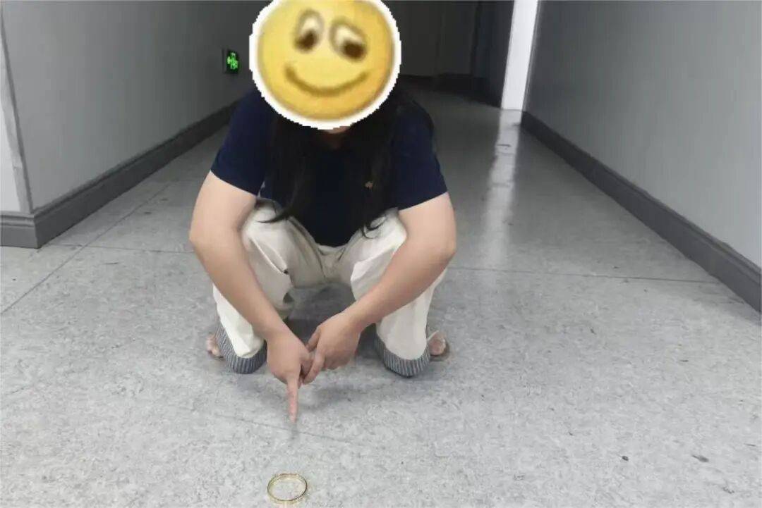 江西一新娘金手镯婚前被堂嫂掉包成铜手镯，堂嫂事后还淡定去吃席，目前已被采取刑事强制措施