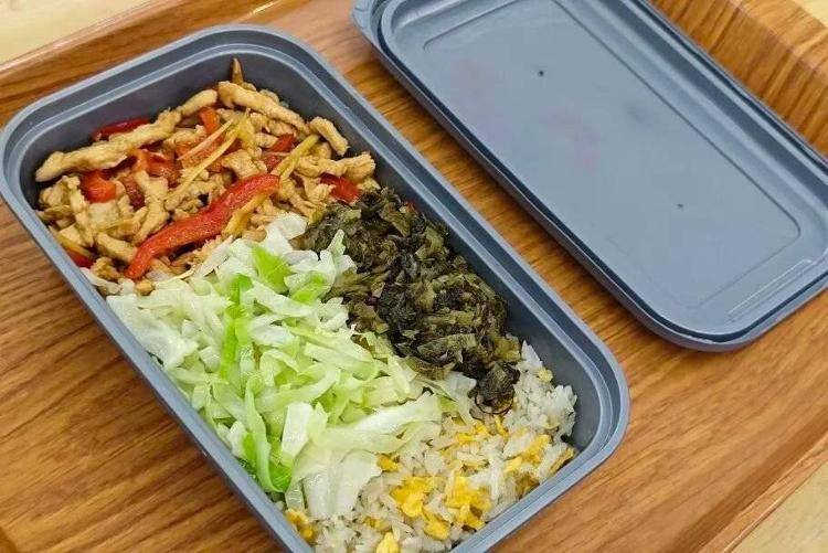 国铁成都局推出17元高铁盒饭:门店现炒<strong></p>
<p>银宝理财</strong>,送餐到座