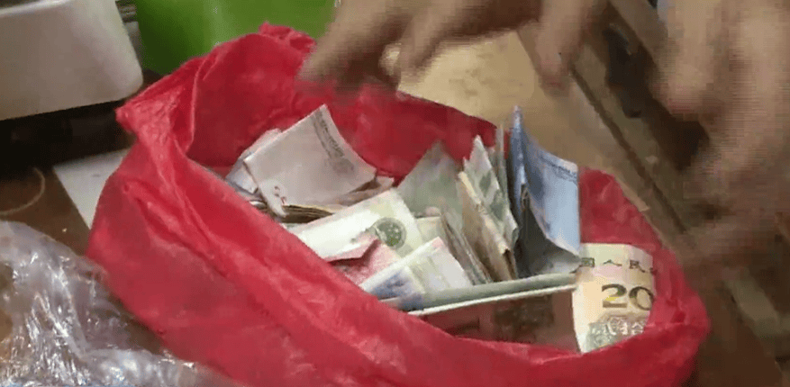 广东一男子两三年持续往批发店无故扔钱<strong></p>
<p>理财app下载</strong>,店主:每次他都不承认,还钱还把钱送回来