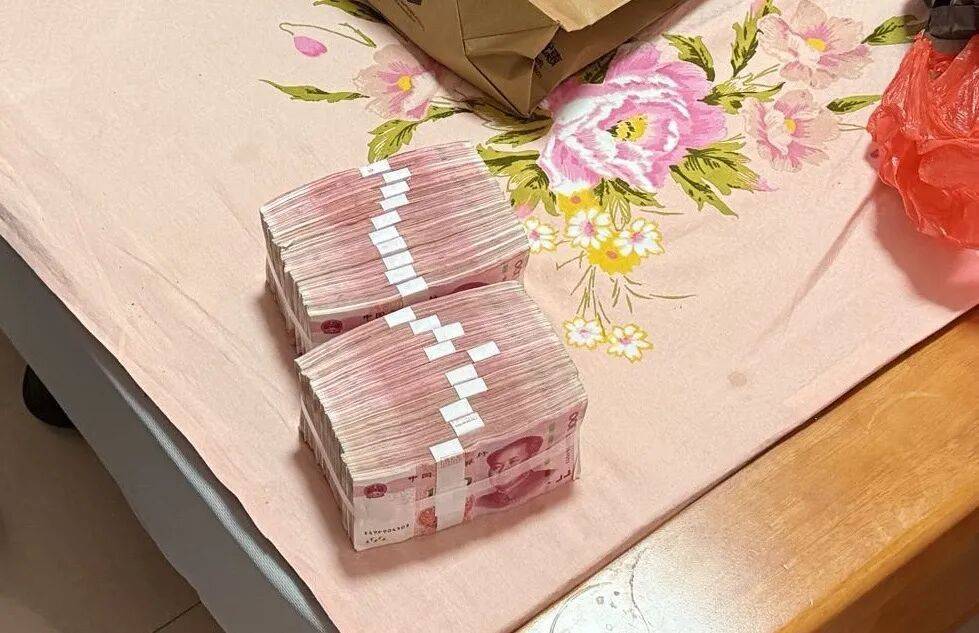 女子紧攥20万现金大哭:我自己的钱<strong></p>
<p>理财app下载</strong>,还不能自由支配?