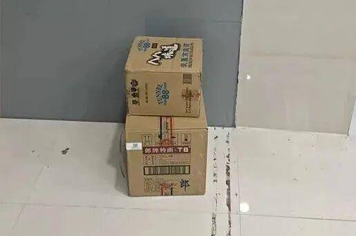 临沂俩小伙偷摸去派出所门口放下<strong></p>
<p>理财夜市</strong>了…