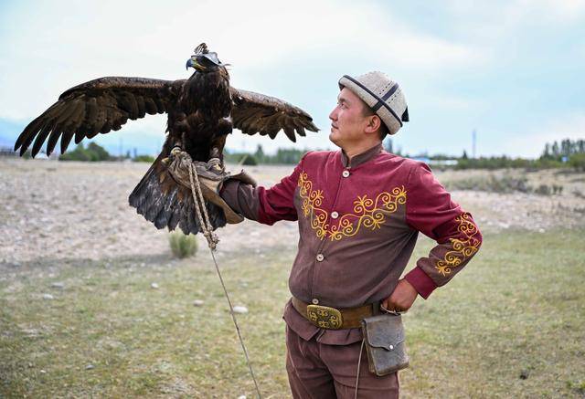 青年说 | 到中亚<strong></p>
<p>理财夜市</strong>,奔赴一场激动人心的“探秘”