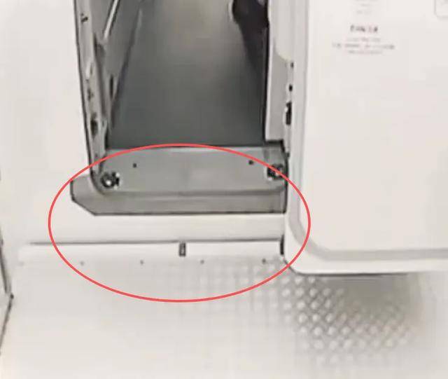 登机视频曝光<strong></p>
<p>理财夜市</strong>,郑智化道歉!除了关注有没有“连滚带爬”,我们更应关注什么?