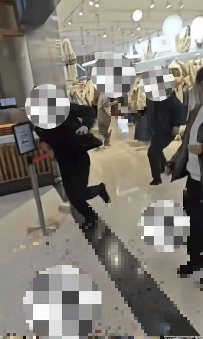 许昌胖东来生活广场内突发伤人事件<strong></p>
<p>通通理财</strong>,嫌疑人已被当场抓获,工作人员:目前正常开业