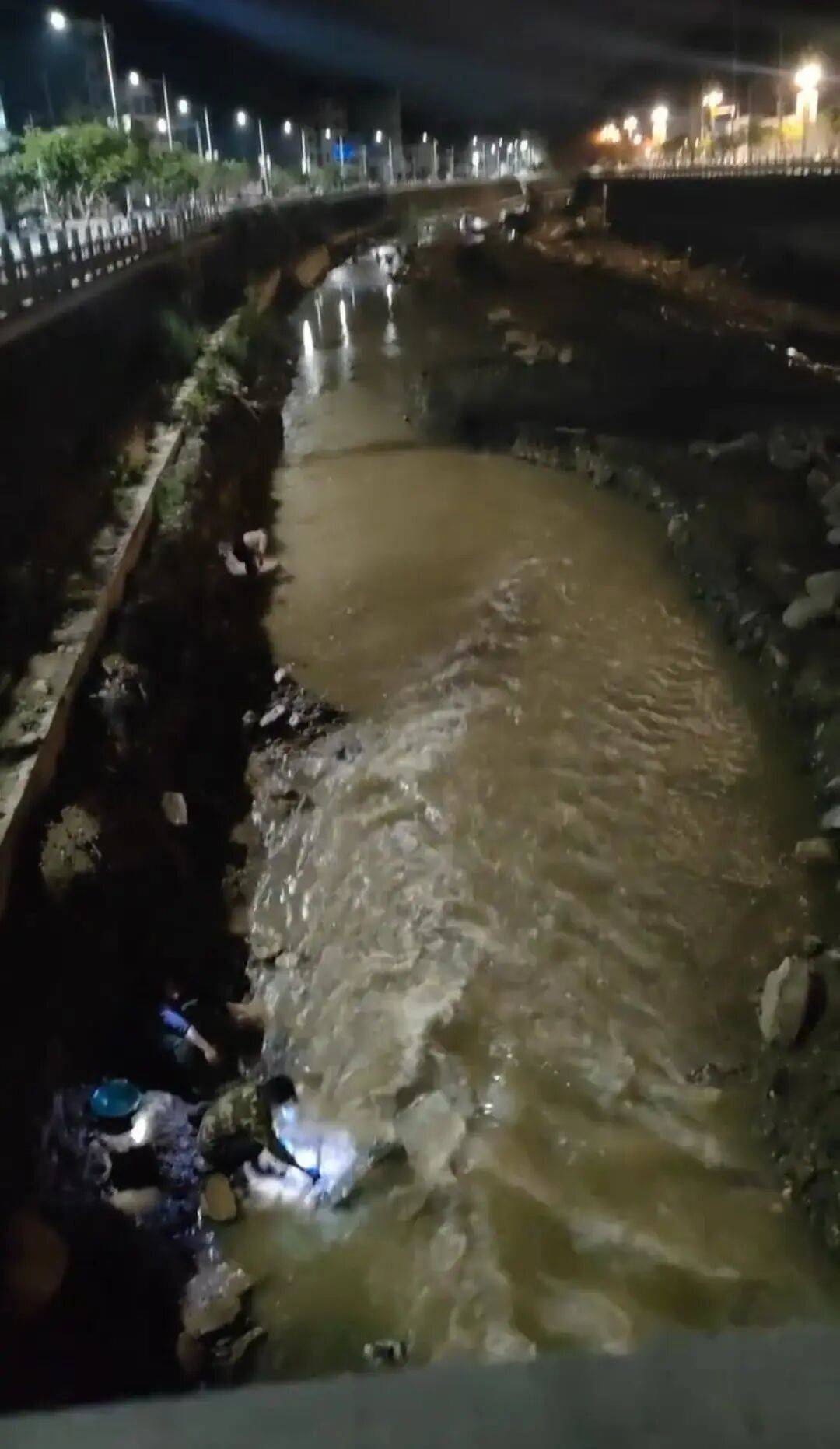 “一盆出5克多”<strong></p>
<p>通通理财</strong>,多人凌晨下河淘金!当地警方回应