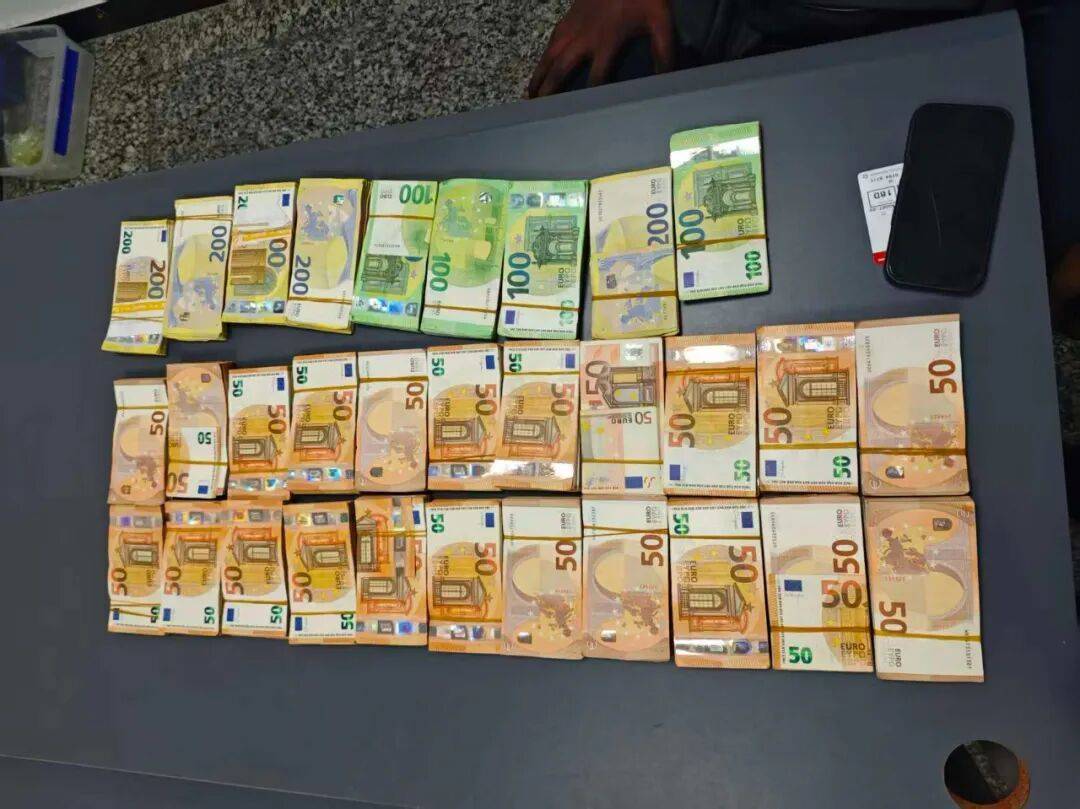 成捆的欧元现金就放在背包里装着<strong></p>
<p>理财会议</strong>,折合人民币超186万元,旅客入境时被广州海关查获