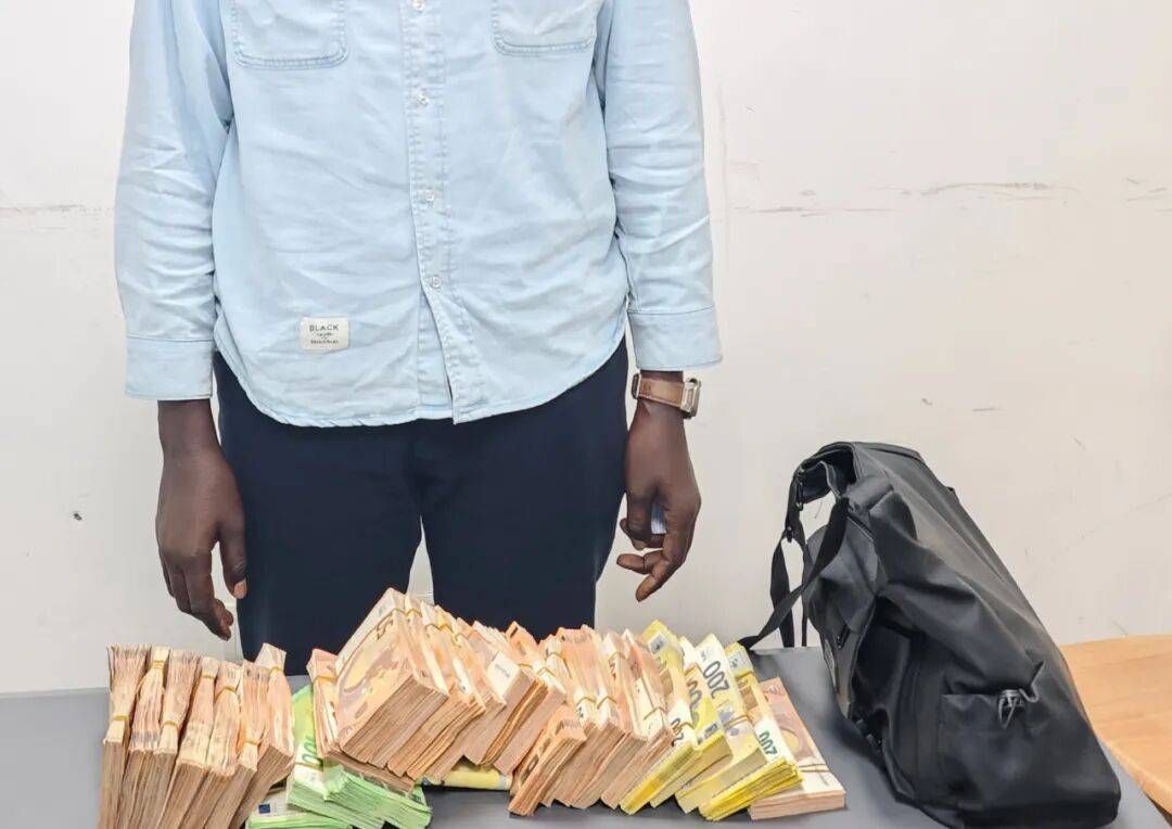 成捆的欧元现金就放在背包里装着<strong></p>
<p>理财会议</strong>,折合人民币超186万元,旅客入境时被广州海关查获