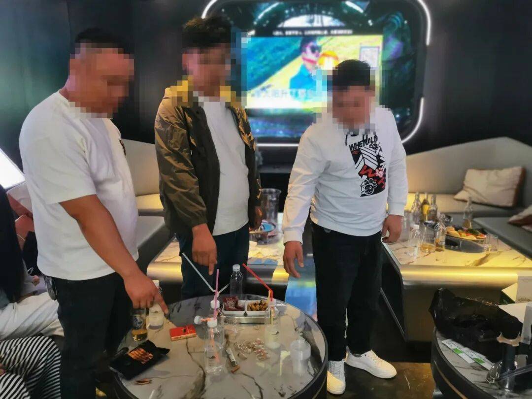 突击清查<strong></p>
<p>理财会议</strong>!KTV包厢内四男三女被控制