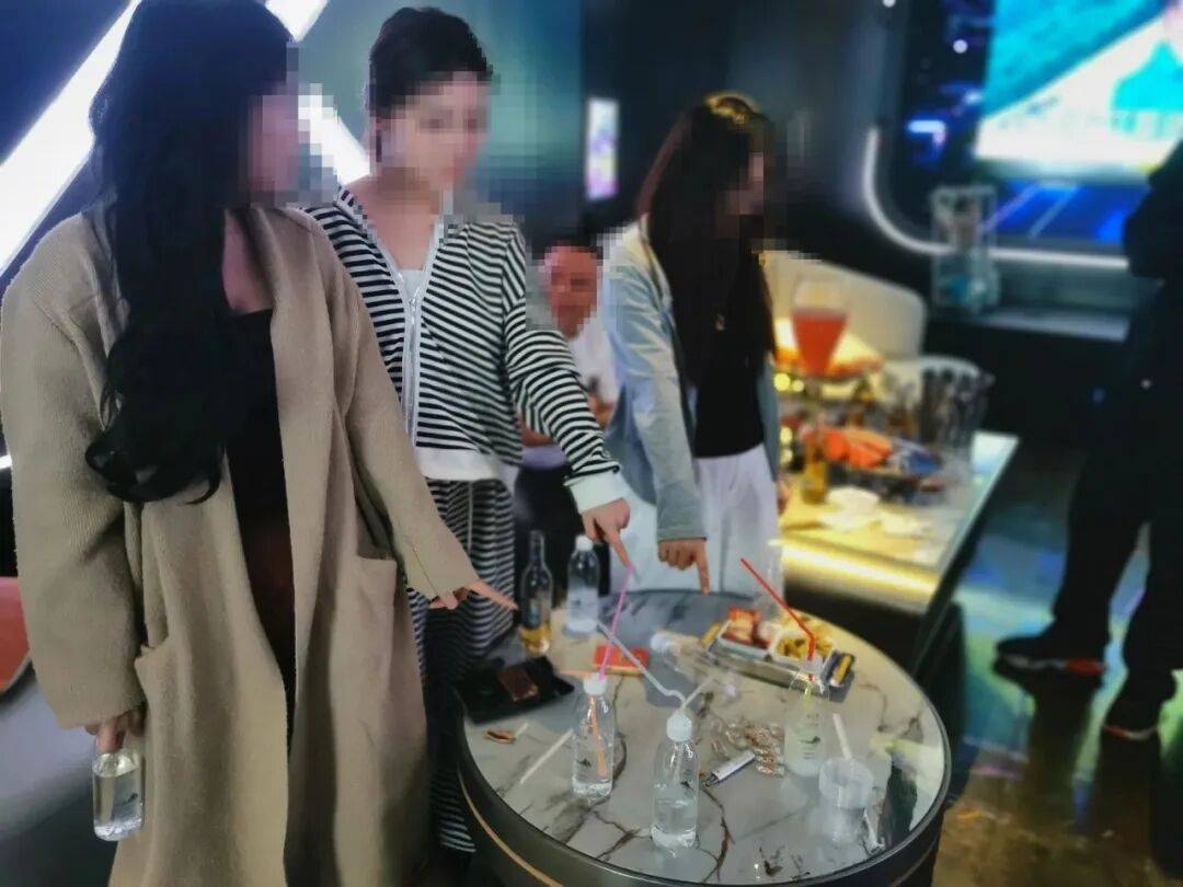 突击清查<strong></p>
<p>理财会议</strong>!KTV包厢内四男三女被控制