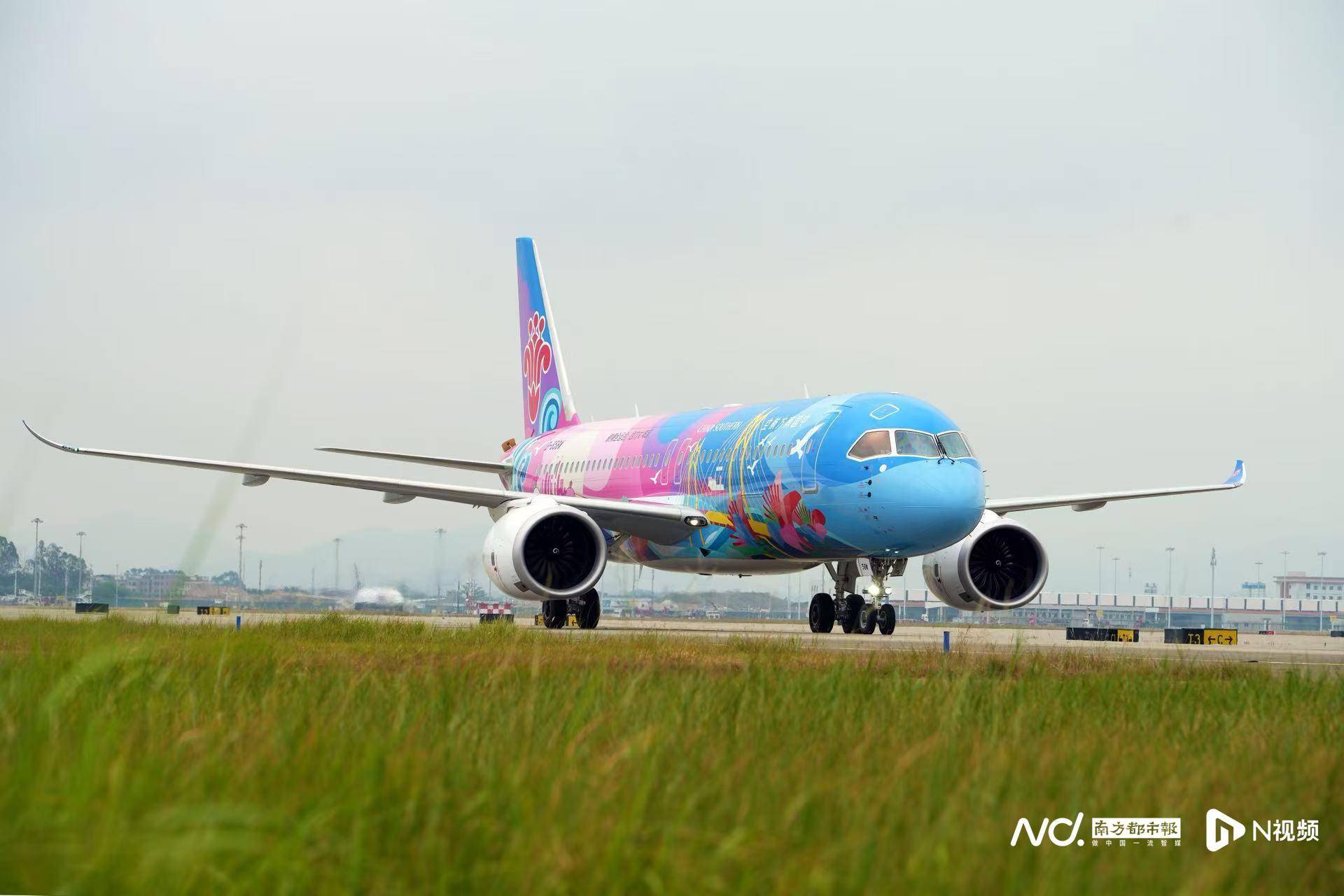 广州白云机场起飞<strong></p>
<p>投资理财金融</strong>!国内首架C919全运会主题彩绘机首航