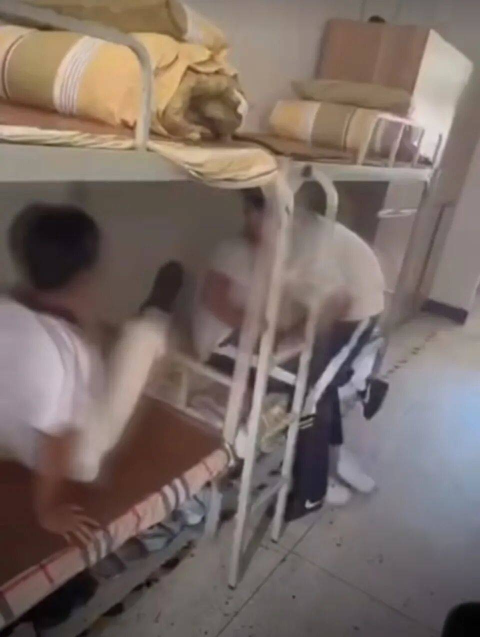 “男生在宿舍被多人殴打”视频疯传！涉事学校通报