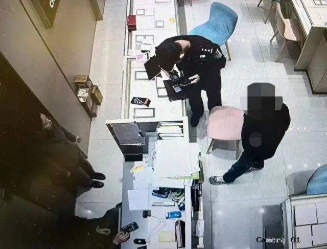 股市套现170万元后<strong></p>
<p>白银理财</strong>,杭州男子豪购300克金条!老板当场报警……