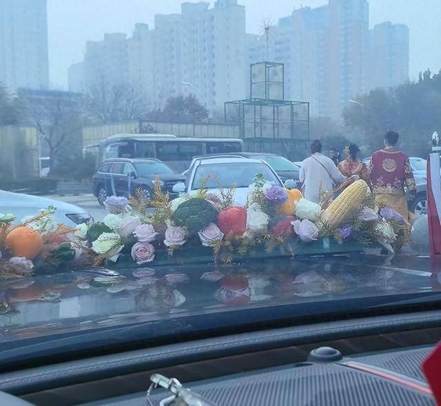 河北一对新人结婚遭拦车索要50条香烟<strong></p>
<p>小龙理财</strong>，街道办接线员称“拦婚车较常见，不拦反而不好”