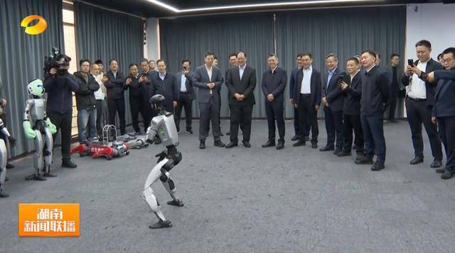 湖南省省长、浙江省省长<strong></p>
<p>小龙理财</strong>,一同观看机器人表演