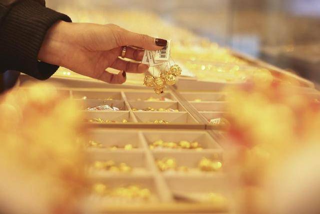 金价升回约半个月高位<strong></p>
<p>猪理财</strong>,市场进一步看涨5000美元,是何底层逻辑?