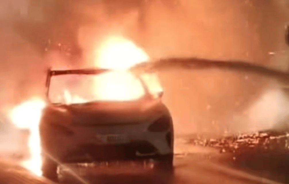 一小米SU7事故后突然起火<strong></p>
<p>猪理财</strong>,知情人:刚到维修店下拖车就自燃了,烧了二三十分钟