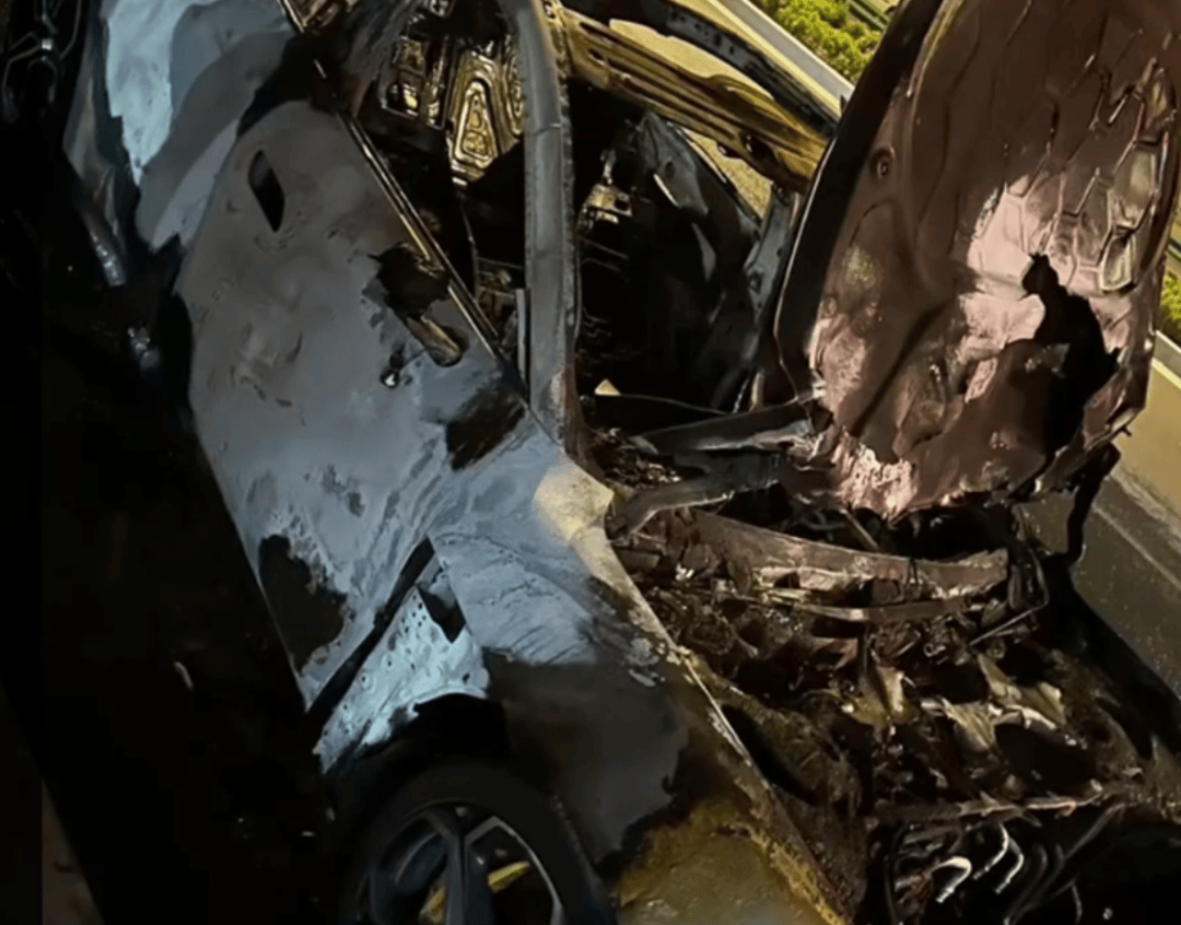 一小米SU7事故后突然起火<strong></p>
<p>猪理财</strong>,知情人:刚到维修店下拖车就自燃了,烧了二三十分钟