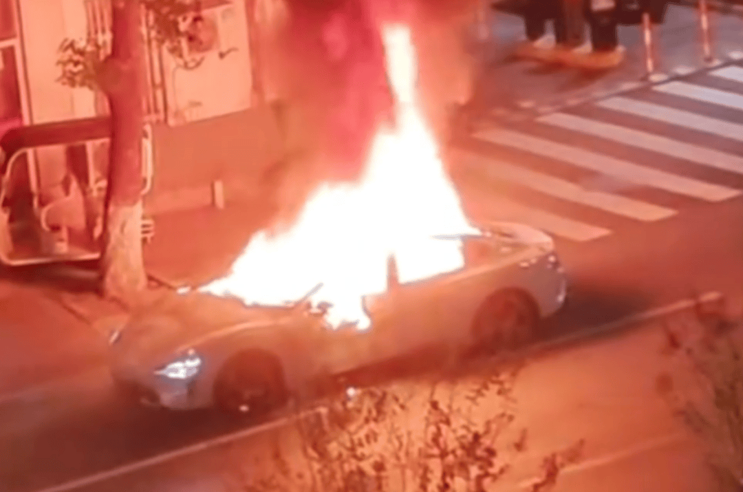 一小米SU7事故后突然起火<strong></p>
<p>猪理财</strong>,知情人:刚到维修店下拖车就自燃了,烧了二三十分钟