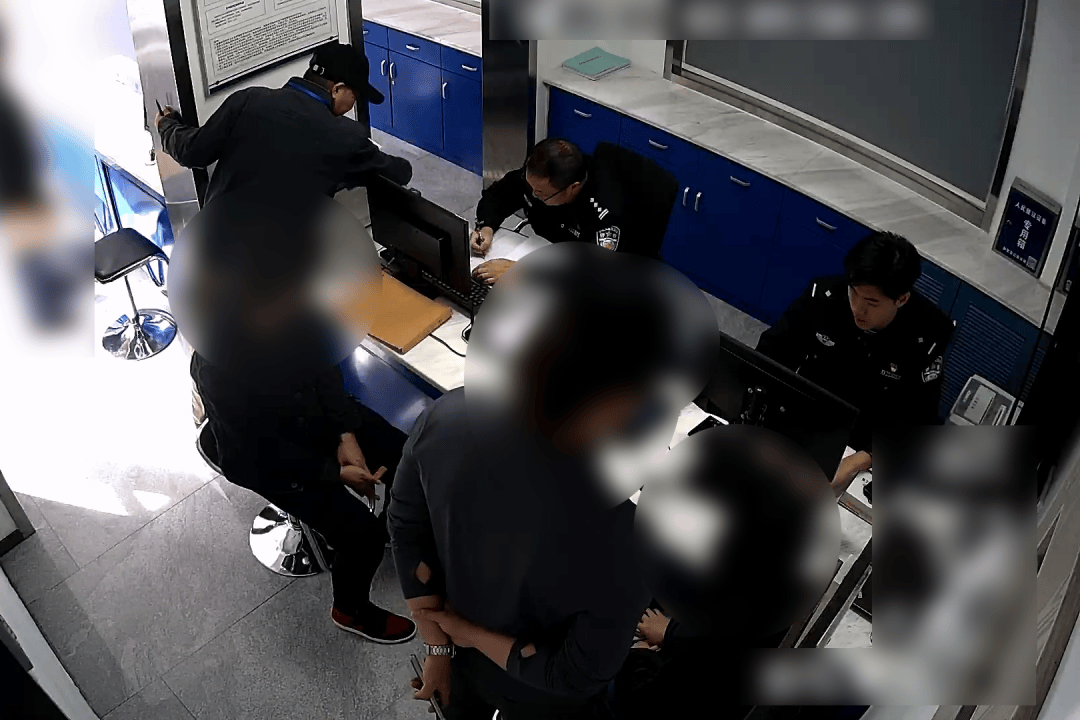 男子9600元转卖全新苹果17Pro max<strong></p>
<p>财猪理财</strong>,买家爽快转账1万后,其老婆银行卡被冻结!民警:这笔钱涉诈