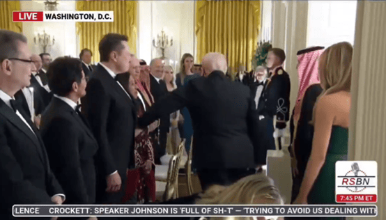 “特马”又同框<strong></p>
<p>美国理财</strong>!马斯克现身白宫 出席特朗普与沙特王储晚宴