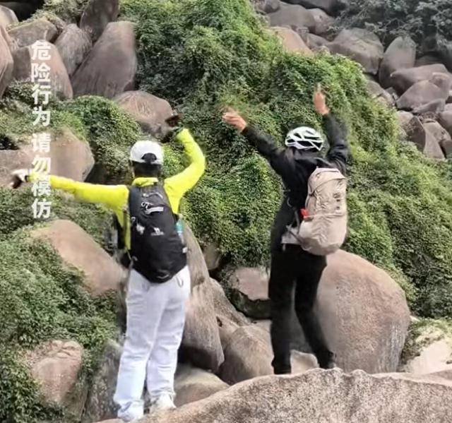 “我来个跳的”!女驴友不慎摔下巨石<strong></p>
<p>美国理财</strong>,目击者:粉碎性骨折