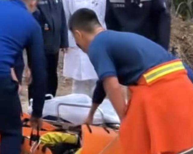 “我来个跳的”!女驴友不慎摔下巨石<strong></p>
<p>美国理财</strong>,目击者:粉碎性骨折