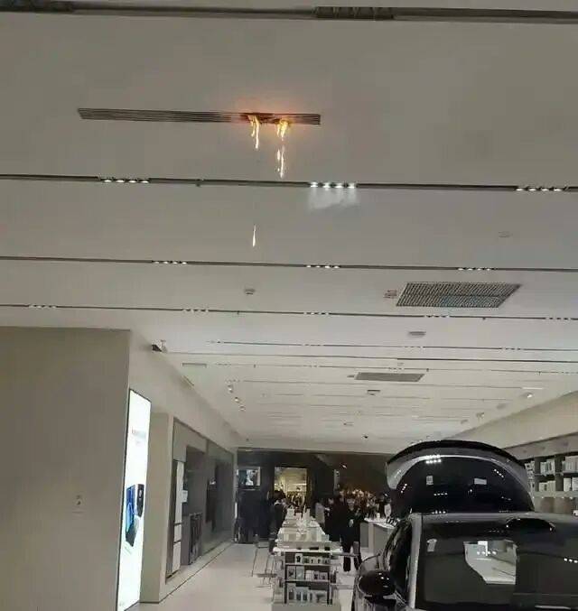 长沙“步步高梅溪新天地”商场一楼汽车展厅内发生火情<strong></p>
<p>如何网上理财</strong>？小米紧急辟谣；商场：是空调管道高温起火