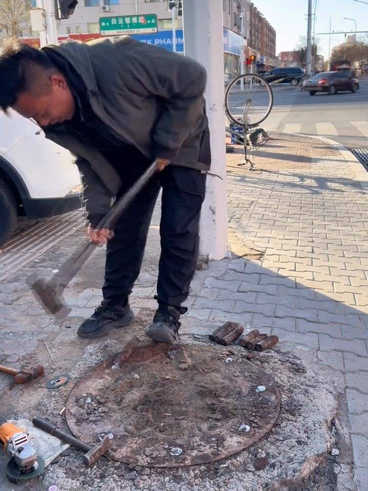 内蒙古“拔钉小哥”6年清理地钉近800斤<strong></p>
<p>公司理财课程</strong>,带动全国200多个“拔钉侠”