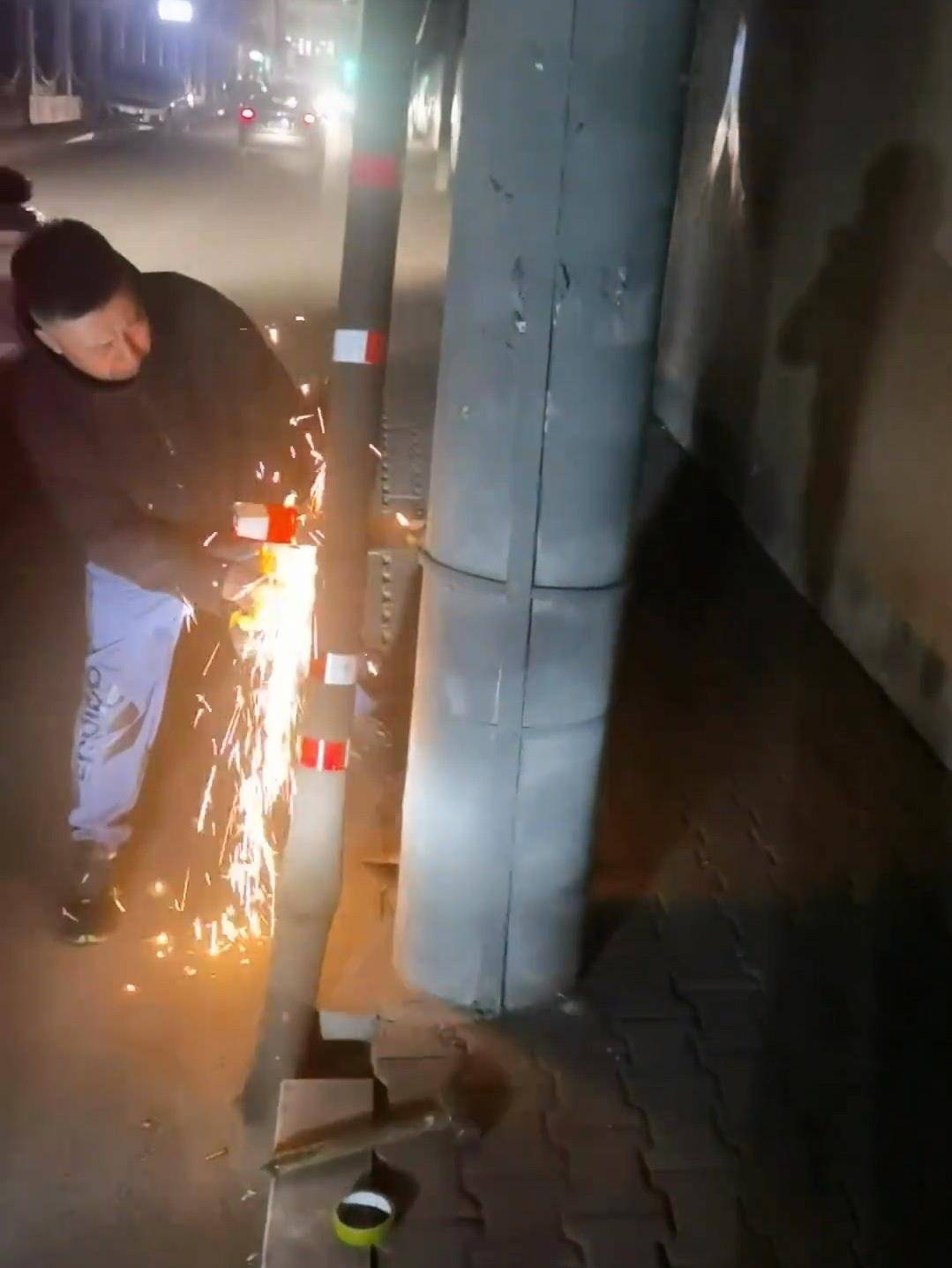 内蒙古“拔钉小哥”6年清理地钉近800斤<strong></p>
<p>公司理财课程</strong>,带动全国200多个“拔钉侠”