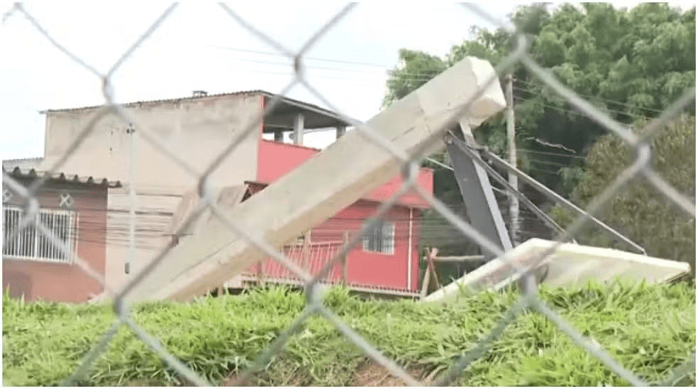 巴西17岁少年在朋友面前秀扣篮<strong></p>
<p>公司理财课程</strong>,下一秒篮架倒塌被砸头身亡