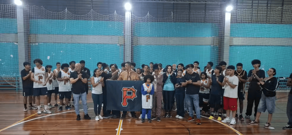 巴西17岁少年在朋友面前秀扣篮<strong></p>
<p>公司理财课程</strong>,下一秒篮架倒塌被砸头身亡