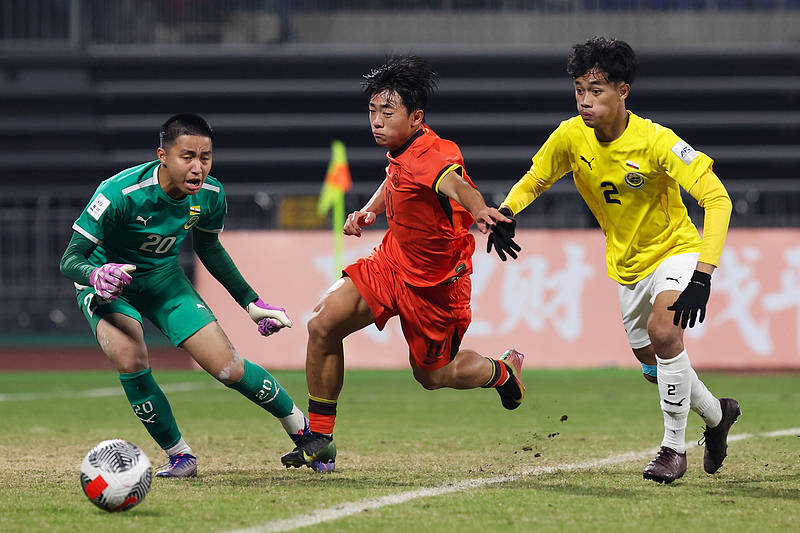 U16国足让中国球迷继续“过年”<strong></p>
<p>在美国理财</strong>,对手再弱,连续踢出两位数比分也非易事